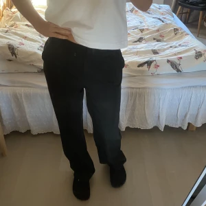 Svarta kostymbyxor  - Lågmidjade svarta kostymbyxor från NA-KD, passar till allt! Använda ett fåtal gånger, (säljer pga att jag har många kostymbyxor) 🫶🏼 köpta för 499kr