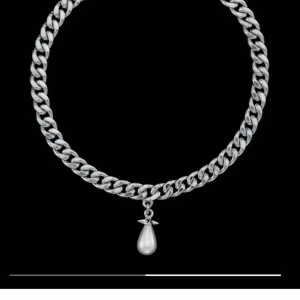 Maria Nilsdotter halsband  - Jättefint halsband från Maria Nilsdotter, med en silvrig kedja och pärla på. Jättefint skick och knappt använt, nypris är 5499 och jag säljer för 2200, buda! Kan gå ner i pris vid snabb affär❤️