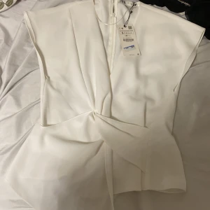 Vit blus  - Jättefin oanvänd tröja från zara köpt för 400kr säljer för 350  I storlek S