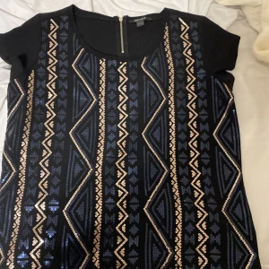 Fin tröja  - Fin tröja med olika detaljer i storlek 40