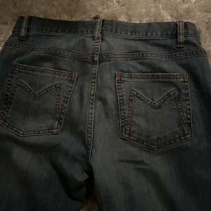 Jeans - Säljer dessa snygga låga Jeans jag köpt på sellpy men passade tyvärr inte! Passar någon mellan 1,60-1,75 beroende på hur man vill att dem ska sitta nertill. Jag är 1,74 och dem är för korta för mig ❤️Midjan ca 77/78 cm