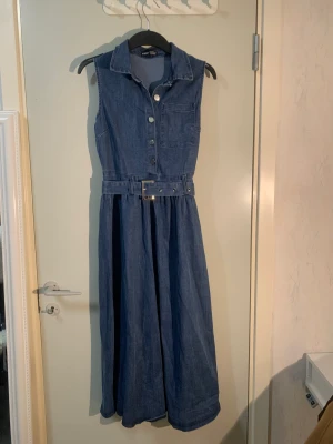 Lång jeansklänning - Klänning med bälte, från Shein 