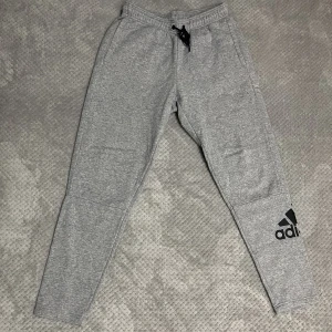 Adidas mjukisbyxor Medium - Adidas mjukisbyxor med storlek medium, knappt använda så väldigt bra skick. 