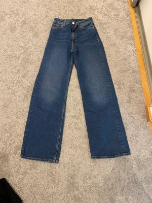 Jeans - Jag säljer dessa högmidjade jeansen från monki i storlek 24. Använda ett fåtal gånger.