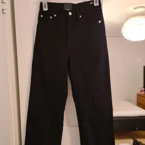 Ett par helt nya jeans från dr.denim. lappar finns kvar på dem. Längst ner på byxbenen finns det en slits. Storleken är W27 L34. Skriv vid fler frågor