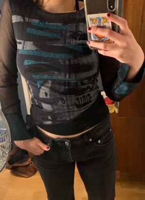 Ascool topp - En riktigt cool topp från Save The Queen med mesh ärmar och unika mönster på både fram och baksida.❤️