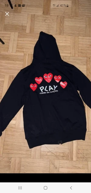 CDG zip hoodie - Zip hoodie från Comme des garçons PLAY. I nyskick. Strl L men väldigt liten i strl. Mer som en herr S. 