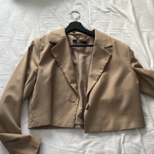 Kort kavaj - Kort beige kavaj. (Om du vill se plagget på skriv privat)