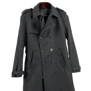 Dubbelknäppt rock från Tiger of Sweden - Dubbelknäppt grå rock från Tiger of Sweden, saknar midjeband.  Plagget har en normal passform.  Mått, i cm: Bröst: 112 Rygglängd: 88 Midja: 104 Ärmlängd: 64