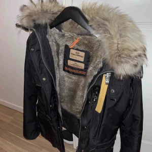 Parajumper jacka - Pjs jacka bra skick strl S men passar även längre personer. Säljer nu inför vintern för jag tröttnat på den. OBS kan sänkas vid  snabbaffär men tar HELST byten! kom privat vid mer frågor! 