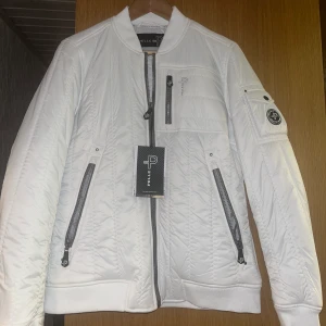 Pelle P jacka  - Säljer en pelle P jacka som köptes för ca 2300:- men aldrig används, därav prislappen är kvar. Storlek L, men passar även M då den inte är så jätte stor i storlek, tror även den kan passa S! Pris kan diskuteras, endast seriösa köpare! 