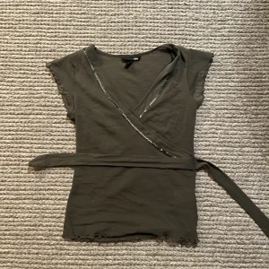MESH TOP - skön luftig mesh top i en fin militär grön färg! Den har en gullig glitter rand och band som man kan knyta på flera sätt! Kan användas till vardags men också festligt🫶🫶🫶🫶🫶😇💚💚💚💚 ( TRÖJAN ÄR Inte undanlagd men efterfrågad så startar budgivning)