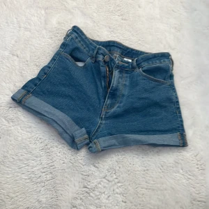 jeansshorts - superfina shorts som aldrig kommer till använding. superbra skick och knappast använda då jag ej är ett stort fan av shorts på mig själv. 