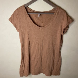 T-shirt från New Yorker - Lite använd. Skön att ha på sig. Vet inte vad man ska kalla färgen men det är den som syns på bild.