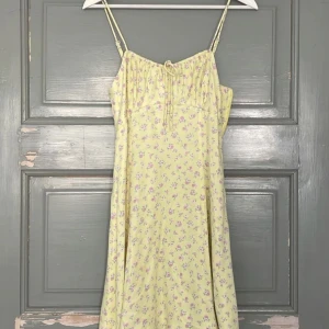 Gulblommig klänning - Lånade bilder! Gulblommig sommarklänning från Zara i storlek XS. Köpt på plick i fint skick och inte använd av mig. Fraktar endast och köparen står för frakten😊