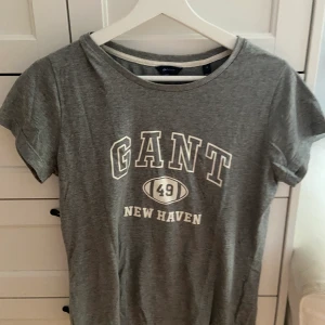 Grå gant t-shirt - Säljer denna grå gant t-shirten som är använd fåtal gånger, nyskick och i storlek S. Fraktar endast och köparen står för frakten😊