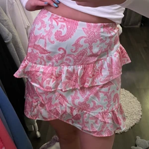 Rosavit volangkjol - En jätte fin rosa och vit volangkjol i satinmaterial i strl 36. Den är ifrån Bik bok och är i super fint skick!! Säljer för 80kr!!🩷