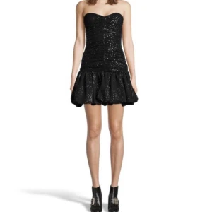 Klänning från Maje  - Klänning från Maje som jag bara använt en gång, på nyår förra året! 🥰🥰 Storlek 40 men passar mycket mindre, jag brukar vanligtvis ha 38!