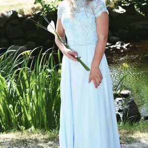 Balklänning - Säljer min balklänning. Endast använd 1 gång.  Jag är 158 lång och väger 58kg. Brukar ha storlek XS/S i kläder. Klänningen är ca 10cm längre.