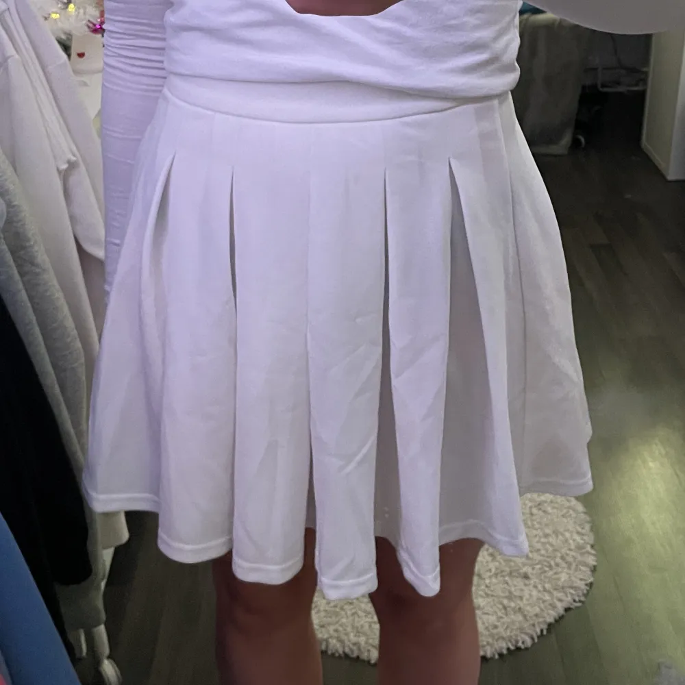 En fin vit kjol men veck på. I strl M ifrån shein säljer därför för 65 kr + frakt. Kjolen passar någon som har strl S-M. Väldigt söt och luftigt material, perfekt till sommaren👍Hör av er om ni har några frågor.. Kjolar.