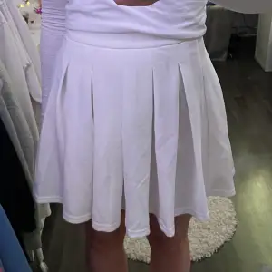 En fin vit kjol men veck på. I strl M ifrån shein säljer därför för 65 kr + frakt. Kjolen passar någon som har strl S-M. Väldigt söt och luftigt material, perfekt till sommaren👍Hör av er om ni har några frågor.