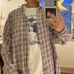 Rutig skjorta - Snygg rutig skjorta! Har ett litet hål i därav det låga priset!💕