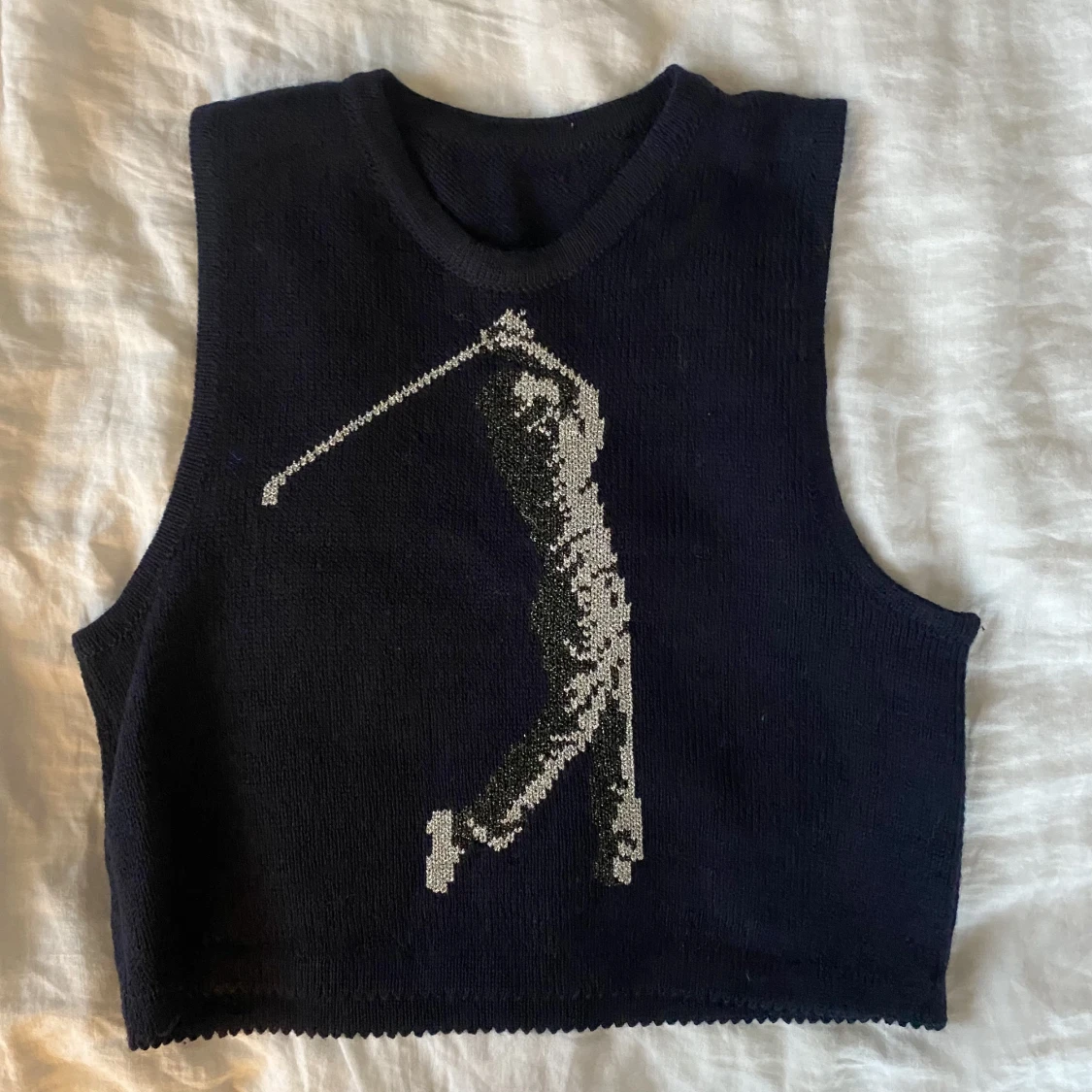 Stickad väst med brodyr