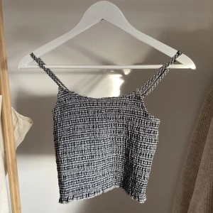 Topp Brandy - En topp från Brandy Melville som varit en stor favorit, men som inte längre kommer till användning. Rynkat material, sitter så fint på. Två rosettdetaljer på baksidan av toppen. Stl onesize, passar xs