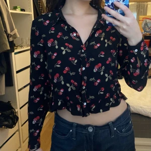 Körsbärsmönstrad blus - Super söt blus med körsbär på!