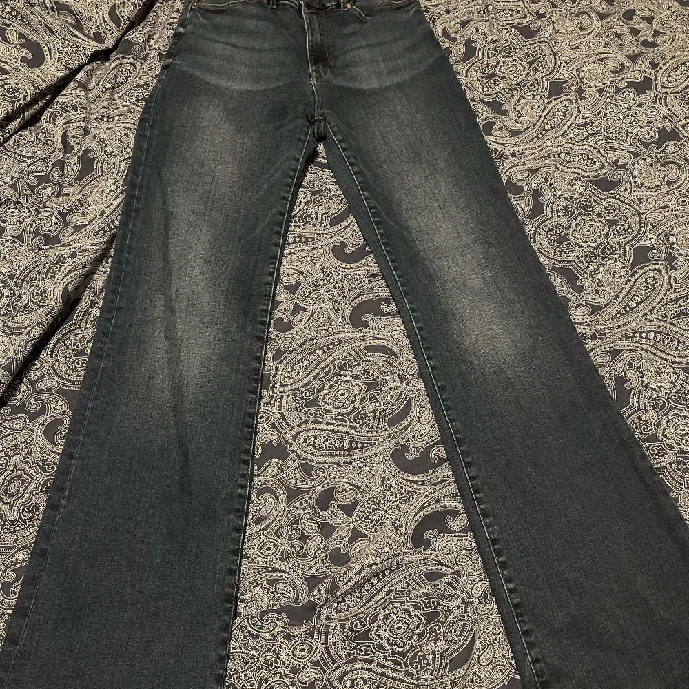 Nya jeans använt dom 10gånger rena är inte sönder köp nu!! Köpte dom för 600kr säljer för 350kr och är både streciga . Jeans & Byxor.