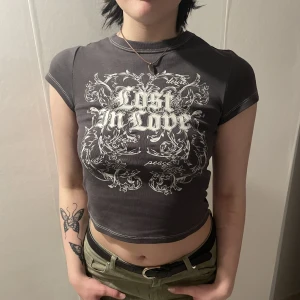 LOST IN LOVE croptop - Grå grungy croptop med texten ”lost in love”. Frakt ingår ej i priset