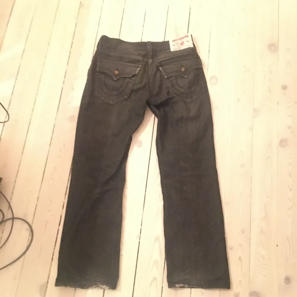 as feta true religion jeans i storlek 32, jag vet inte längden på dom men de är lite för korta på mig som är 186, om ni undrar något är det bara att kontakta mig🤑. Jeans & Byxor.