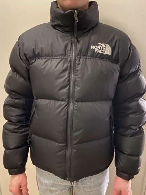 North face jacka  - Svart north face jacka i storlek medium, den har ett litet hål på sidan under armen som är täckt, syns inte mycket all eftersom de är under armen, annars i väldigt bra skicka, priset kan diskuteras 