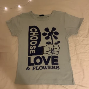 Babytee UO - Babytee från utban outfitters. Använd lite men nyskick 