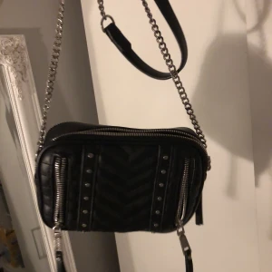 Väska - En snygg väska från pull and bear!😊nypris:300kr, tror inte den finns kvar. Den är använd några gånger men i bra skick, köparen står för frakten🌸🚚