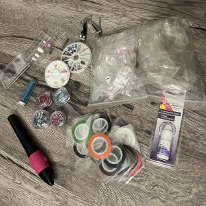 Nagelgrejer - nagelfil, nagellim, tippar, nageltejp, glitter, nagelstenar - Allt möjligt till naglar: elektrisk nagelfil, tippar, lim, nageltejp, glitter, stenar, nagelsax