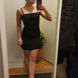 Svart klänning  - Snygg svart klänning i satinliknande material, ett måste i garderoben!   I fint skick, knappt använd 