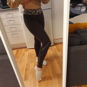 Träningstights - Svarta träningstights 🖤 Supersköna tights i mjukt material. Hög midja som gör att tightsen håller sig uppe. Dragkedjor längst ned på båda benen för att få en tight och snygg passform.   Välanvända men fortfarande i bra skick och väldigt sköna. 