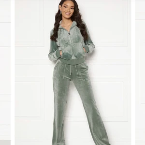 Juicy couture  - Juicy couture set i färgen chinuios green.  Jag fick som födelsedags present och den är använd cirka 5 gånger men är fortfarande i jättebra skick. Koftan är i storlek S och byxorna är i storlek xs. Skriv för mer bilder.