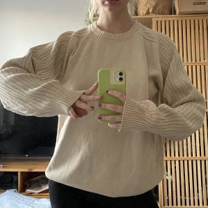 Stickad tröja - Beige stickad tröja som är min pappas, bra skick trots att den är vintage.🖤  skönt material inte stickig :-) 