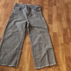 Jeans  - Säljer jeans som är bersa de är stora där nere vid fötterna .