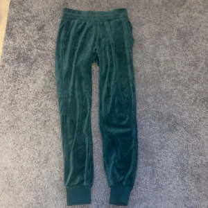 Gröna mjukisbyxor - Säljer dessa gröna mjukisbyxor i storlek Xs från bikbok