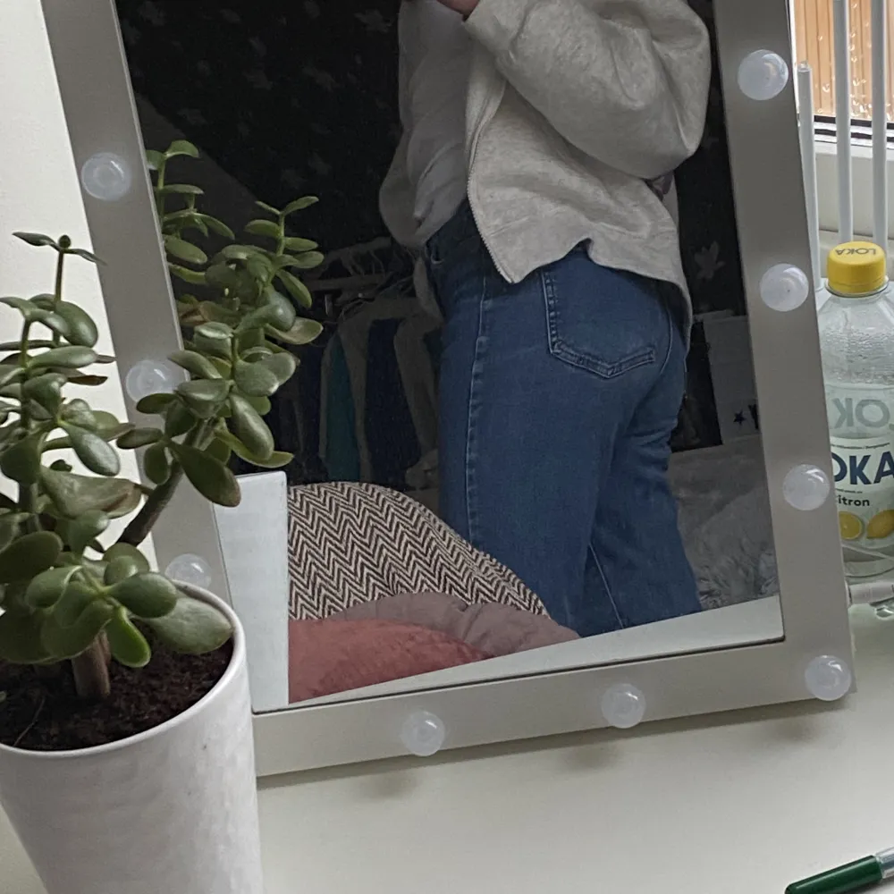 Blå högmidjade straight jeans som tyvärr har blivit lite för korta för mig som 173cm men är verkligen jätte snygga💕storlek 36 men passar mig som har 34. Jeans & Byxor.