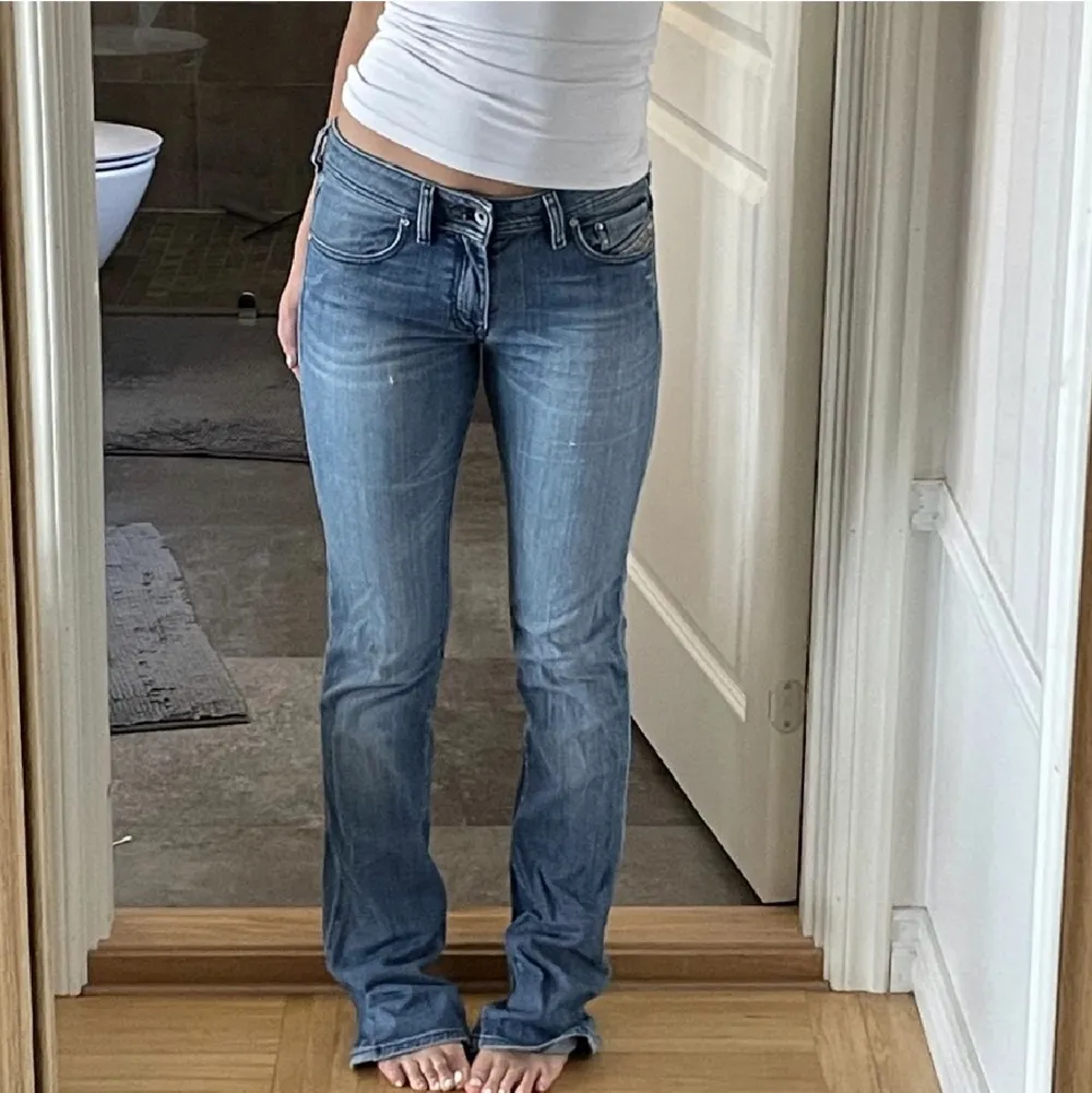 Bilder från förra ”ägaren” , säljer dessa lågmidjade diesel jeans i modell straight. Waist 29 lenght 34. Midjemåttet 82 cirka 🔆🔆. Jeans & Byxor.