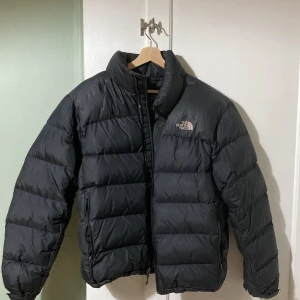 The North Face Puffer Man M - Behöver göras rent lite, dragkedjan kan krångla ibland. Annars fin och håller dig varm! Kan mötas upp i Göteborg eller posta, köparen står för frakt 