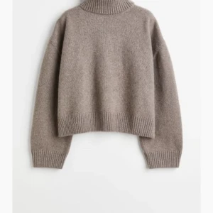 Stickad polo tröja - Säljer min beiga stickade polo tröja pga att jag har liknande. Är inte helt säker på om tröjan på bilden är den som jag har men den är från hm. Kom privat för fler bilder💕