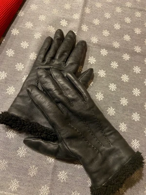 Handskar  - Jättefina skinnhandskar från Glitter Använt en gång 
