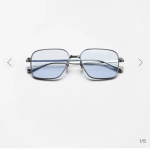 CHIMI Titanium Aviator Blue  - Säljer nu mina CHIMI titanium Aviator blue solglasögon! Grymt till skidsäsongen och som helt nya! Använda endast ett fåtal gånger och alla lådor, skydd och dukar ingår. Köpta nya från Chimi i somras för 1900kr   Skickas med spårbar frakt via postnord! 