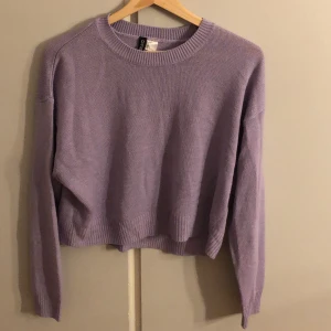 Stickad tröja - en jättefin pastellila tröja från hm i finatickat matrial💜 använd fåtal gånger, inte nopprig!