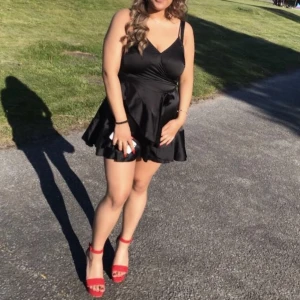 Svart kläning - Svart kläning i satin tyg. Använd en gång 